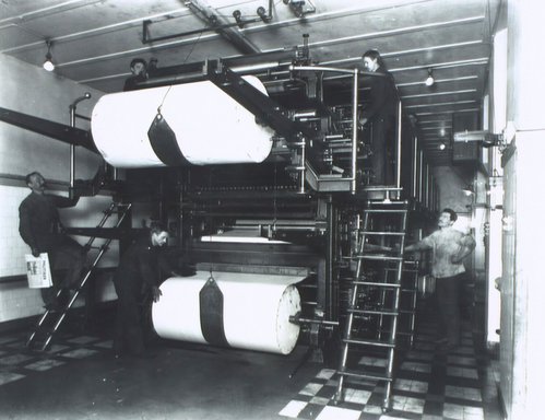 Billede af to personer der trykker aviser